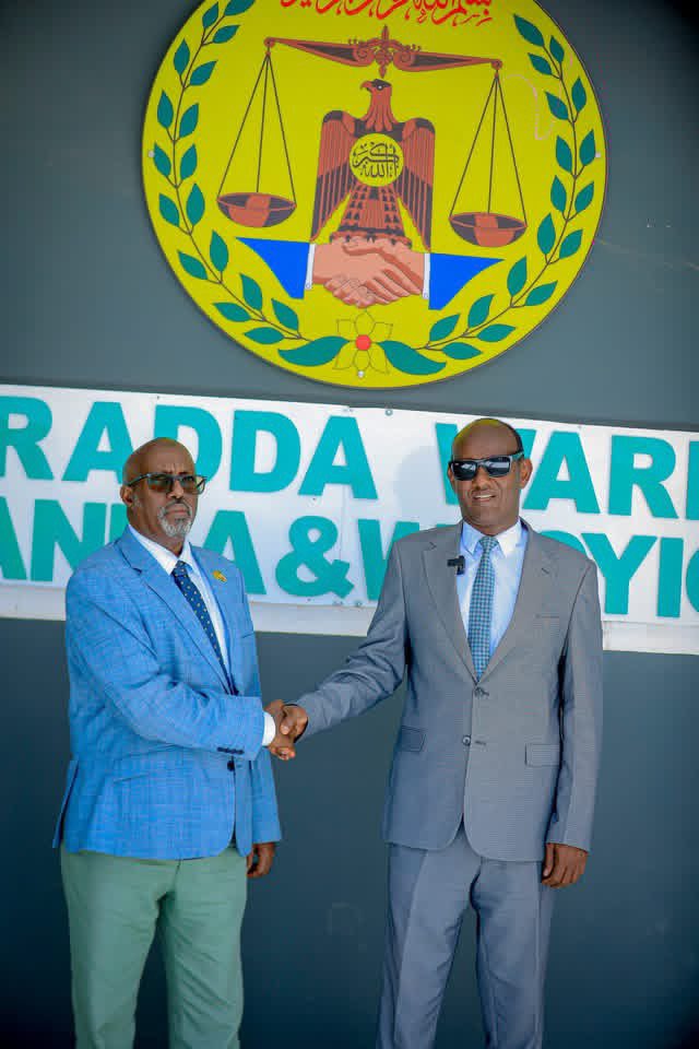 SolnaAgency's tweet photo. #Sawiro: Hay'adda caymiska qaranka Jamhuuriyadda Somaliland iyo wasaaradda warfaafinta, dhaqanka iyo wacyigelinta oo kala saxeexday heshiis la xidhiidha wacyigelinta caymiska.
Heshiiskan isfahan ayaa ujeeddadiisu ahayd wacyigelin ta arrimaha caymiska oo laga bilaabayo gobollada dalka oo dhan si bulshadu u fahanto muhiimadda caymisku leeyahay, waxaana la isla gartay in wasaaradda warfaafinta oo maamusha warbaahinta dawladda iyo hay'adda caymiska qaranku ay si wada jir ah uga qayb qaataan.
Kulan ka waxa goobjoog ka ahaa masuuliyiinta sare ee hay'adda caymiska qaranka oo uu hoggaaminayo guddoomiyaha hay'addaas mudane Axmed Xirsi Ducaale isla markaana ay weheliyaan agaasimaha guud iyo xubno ka tirsan agaasime-waaxeedyada hay'addaas, halka dhinaca wasaaradda warfaafinta na ay goobjoog ahaayeen Wasiir-ku-xigeenka wasaaradda mudane Muuse Askar Guuleed oo ay wehelinayaan agaasimaha guud ee wasaaradda Cabdisalaan Maxamuud Ducaale (Ilkacase) iyo qaar ka mid ag agaasime-waaxeedyada wasaaraddu.
Heshiiska waxa dhinaca hay'adda caymiska qaranka u saxeexay guddoomiyaha hay'addaas Axmed Xirsi Ducaale, halka wasaaradda warfaafinta na uu u saxeexay Wasiir-ku-xigeenka wasaaraddu Muuse Askar Guuleed.