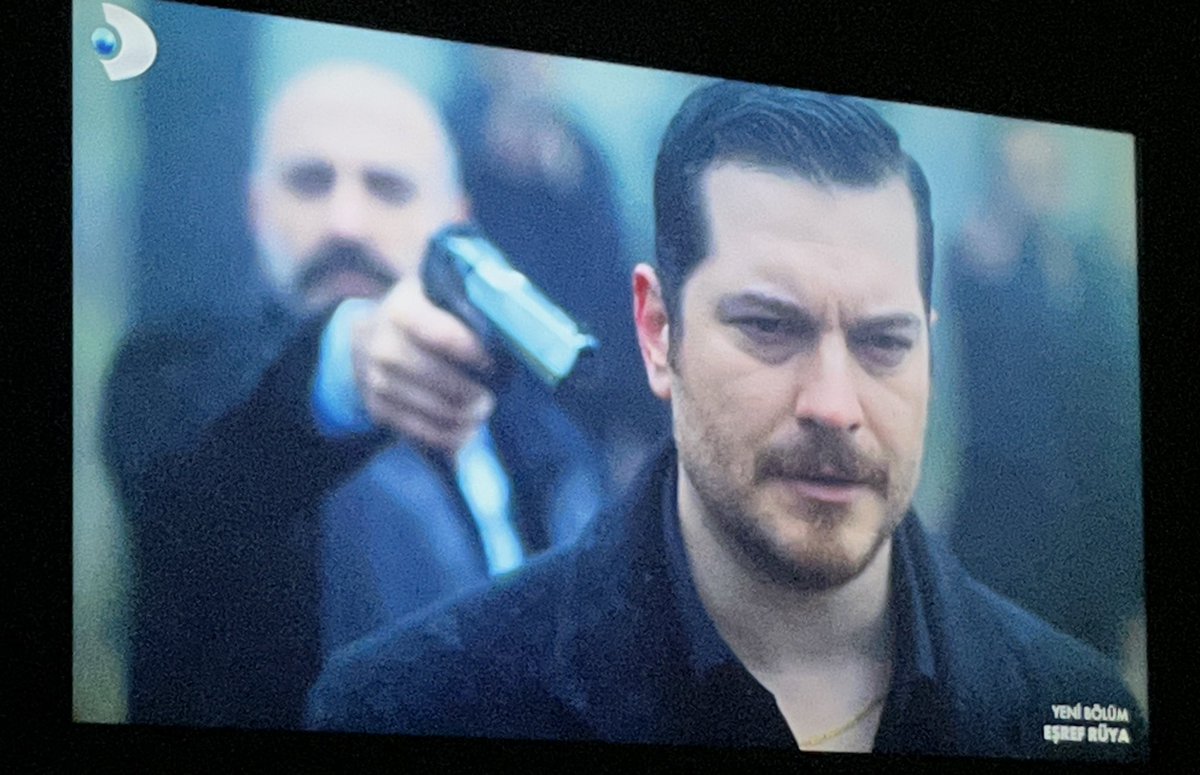 #EşrefRüya bi soru sorucam ihtiyar kadın olabilir mi ya biz hep erkek diye düşünüyoruz ama hop bi de ihtiyar kadın çıkıyomuş tam bi ters köşe olur yalnız