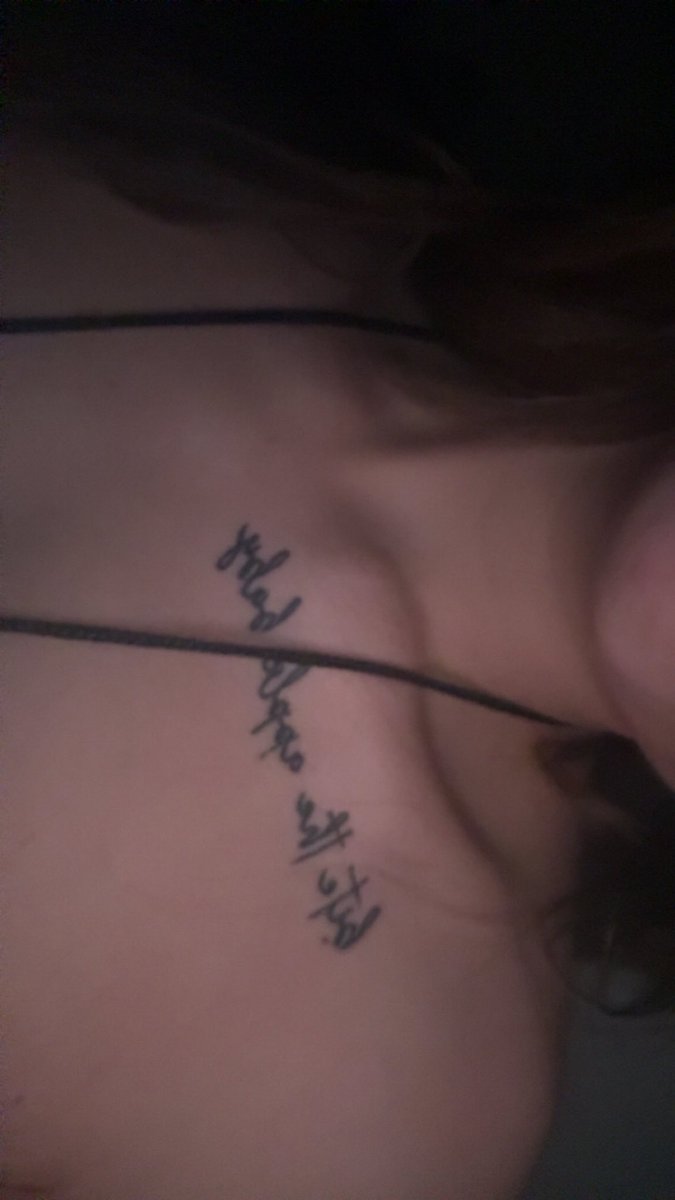 challlngers's tweet photo. bite the apple baby collarbone tat the woman that u are…. https://t.co/yi5q7fhVPJ