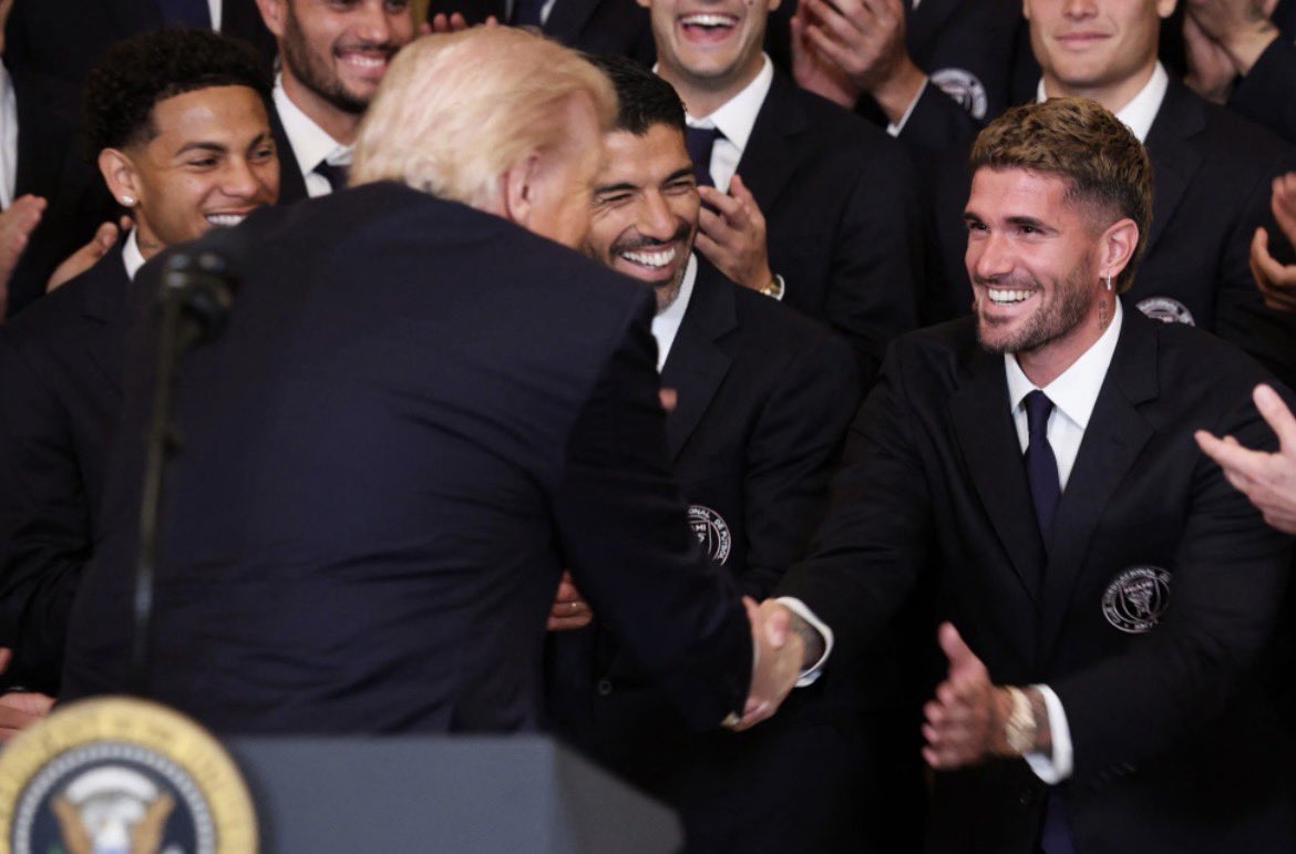 YopCarbon's tweet photo. “VINIMOS A JUGAR AL FÚTBOL, NO A HACER POLÍTICA” se nota
A Ugarte lo llamaron loco y lo único que hizo fue tirar factos https://t.co/CTwFtEyg14