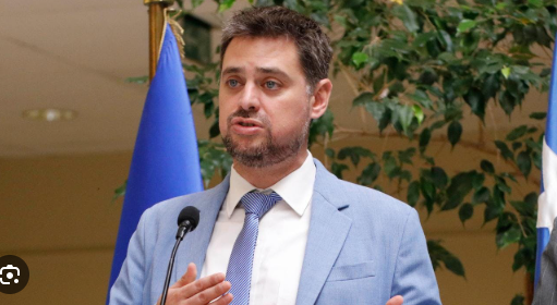 A Daniel Manoucherhri le dicen "el perro comunitario".  Todo el mundo lo saca a pasear.