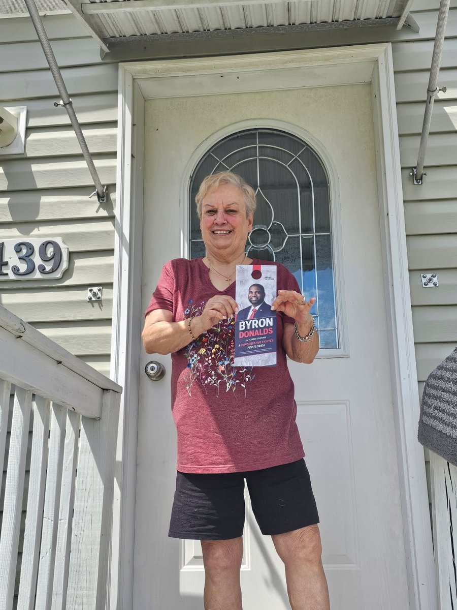 tinaaltic's tweet photo. These Floridians were all smiles when we greeted them and showed them this flyer! An #AFPAction endorsement for Governor https://t.co/qkiWqsi3tn