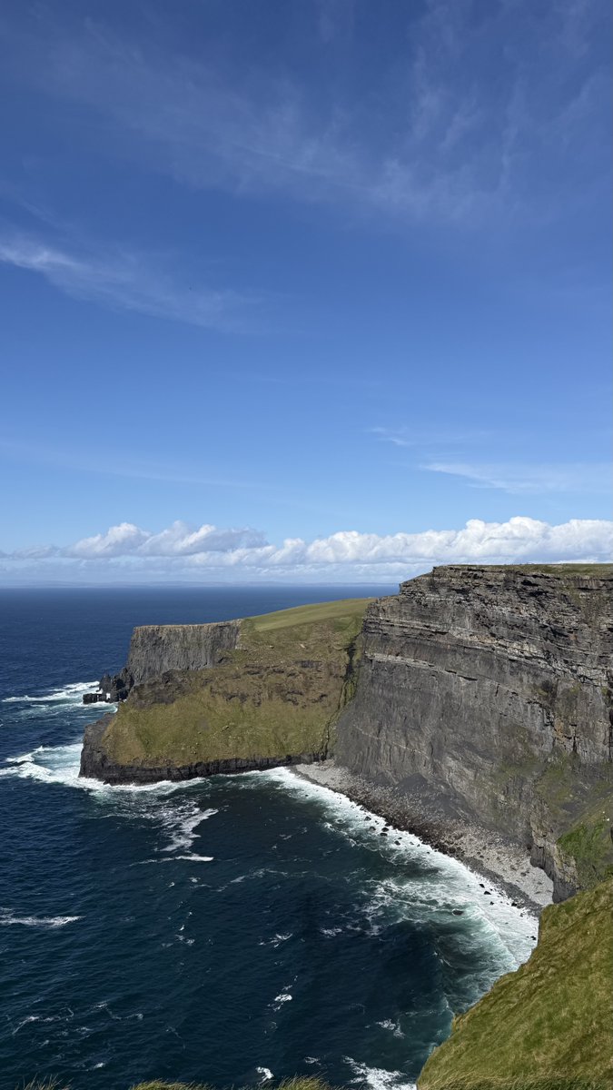 mitzyelliott's tweet image. Found a cute kitty today that manages a gorgeous gift shop. 
We went to the #CliffsOfMoher
Stunning part of #Ireland 
#CountyClare 🇮🇪