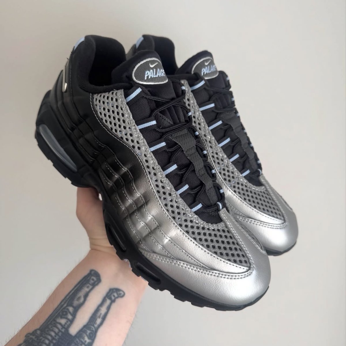 cap55457038's tweet image. Palace  × NIKE AIR MAX 95 

ついに来たパレスのエアマックス95  海外価格$200なので3万円オーバー確定ですかね😭ボックスもパレス仕様、、、胸熱だけど以外と定価割れしるPALACEのスニーカー🤔

#palace