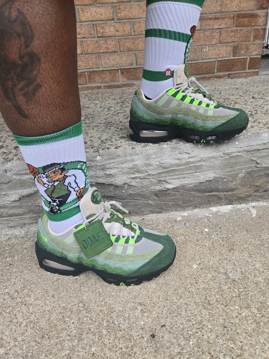 trudyspeaks's tweet image. 👟: DOAF Oregan Air Max 95 'The Woods' PE 
🧦: Stance NBA 'Celtics' 
.
#airmax  #airmax95  #everythingairmax #airmaxeveryday  #nike #doaf #nikerunning #checksoverstripes #SNKRSKICKCHECK #snkrsliveheatingup #kotd #bleedgreen