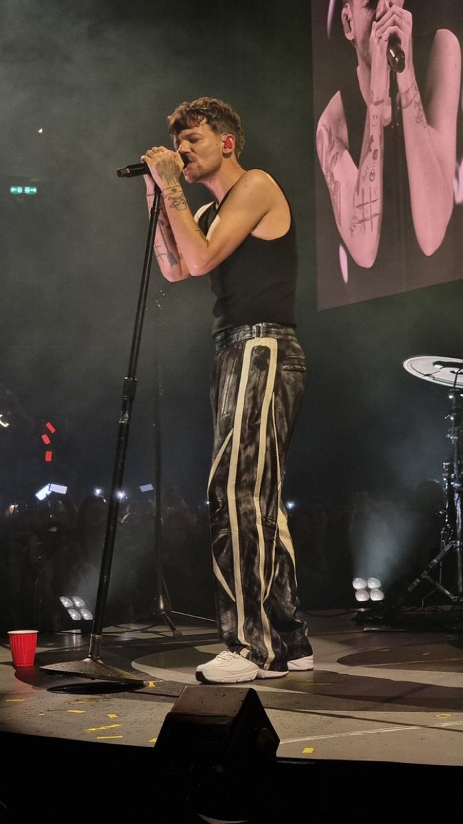 notastrwbrysng2's tweet photo. I was going to make a post about Connor Storrie having the most talked about male ass since Louis Tomlinsons (insurance rumors were made, people!) and that LT would have to hand over the reigns
But all Louis had to do was wear a pair of trakkies to keep the title 🍑 #SmallButBig https://t.co/KhtjYsFUZk