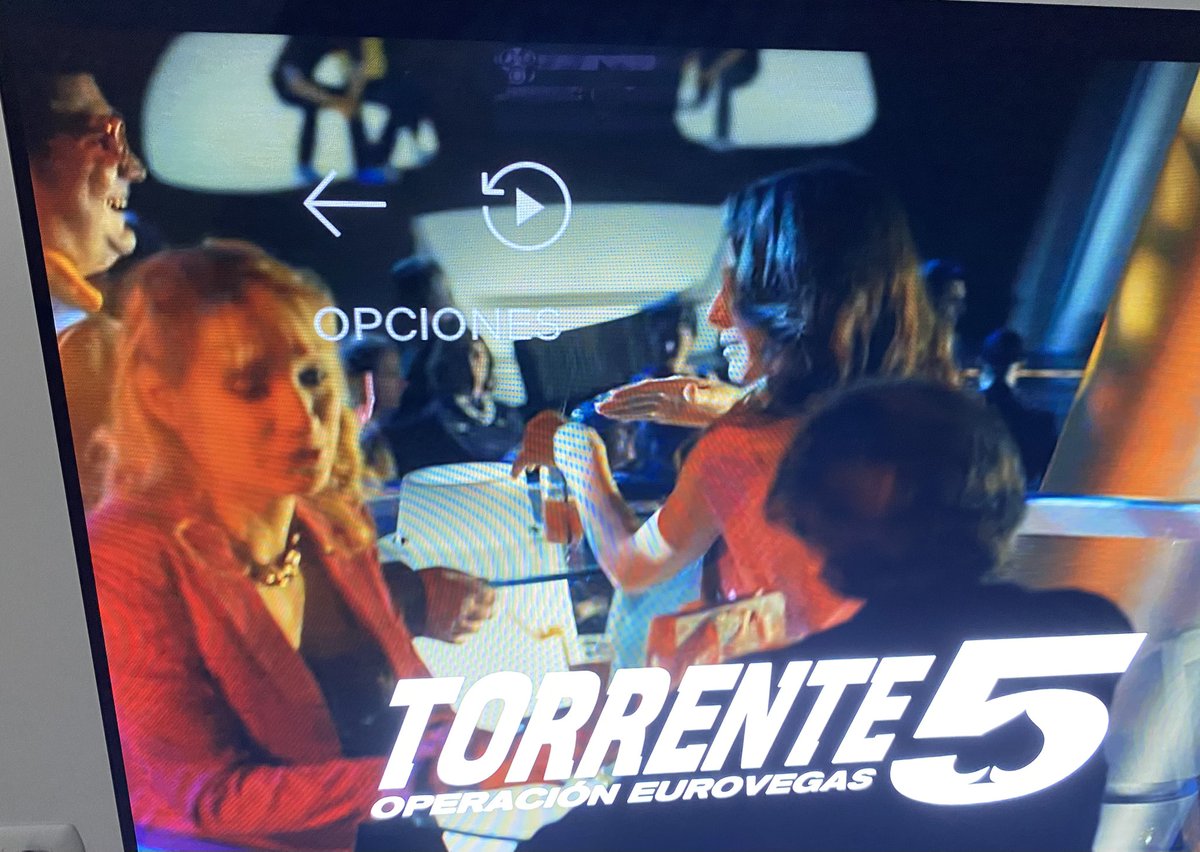 Arqueología torrentiana: <a href="/Rafa_Saucedo/">Rafa Saucedo</a> ha descubierto un plano escondido de #Torrente5 en el que se me ve un poco más. Un huevo de pascua de esos 🥚Amiguete <a href="/SSantiagosegura/">Santiago Segura</a> creo que tal hallazgo se merece mínimo una camiseta de #TorrentePresidente para el bueno de Rafa 😉🎬