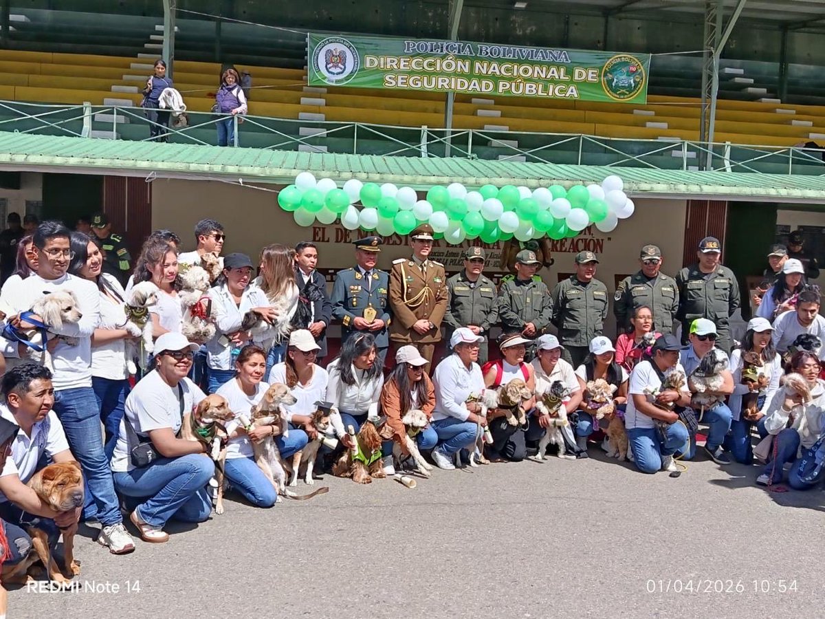 CarabInternac's tweet photo. #Bolivia: El Agregado Policial, Coronel Jorge Hidalgo, recibió un reconocimiento por parte de la Policía Nacional, en la Ceremonia de Clausura de Adiestramiento Canino encabezada por el Director Nacional de Seguridad Pública, Coronel Msc. Cad. Miguel Ángel Hidalgo. 
#OrdenyPatria https://t.co/5fzKQZJ1U9