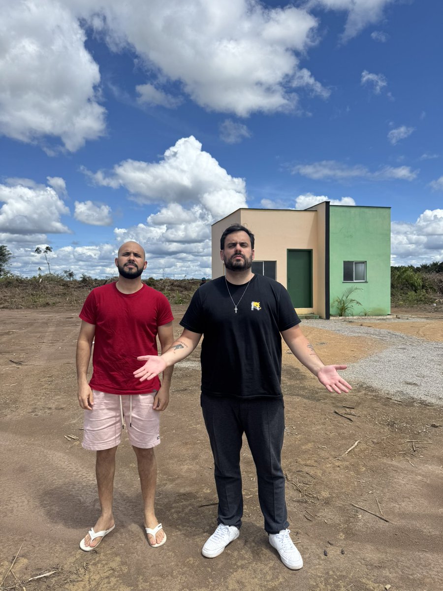 renato_battista's tweet photo. Eram para ter 300 casas nesse local.

Mas só tem essa aí.

O ministro do TCU e ex-deputado Jonathan de Jesus, junto de seu pai, ex-senador e atual conselheiro do TCE-RR, despejaram dezenas de milhões de reais em emendas parlamentares na cidade de Iracema, de 10 mil habitantes.

Eles são responsáveis por fiscalizar as contas públicas.

Cadê o dinheiro?