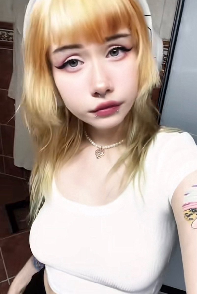 Ich bin erst fertig mit dir wenn du nichts mehr hast und nicht mehr ohne mich kannst kleiner hund. 
#femdom #findom #geldherrin #geldsklave #zahlschwein #zahlsklave #geldschwein