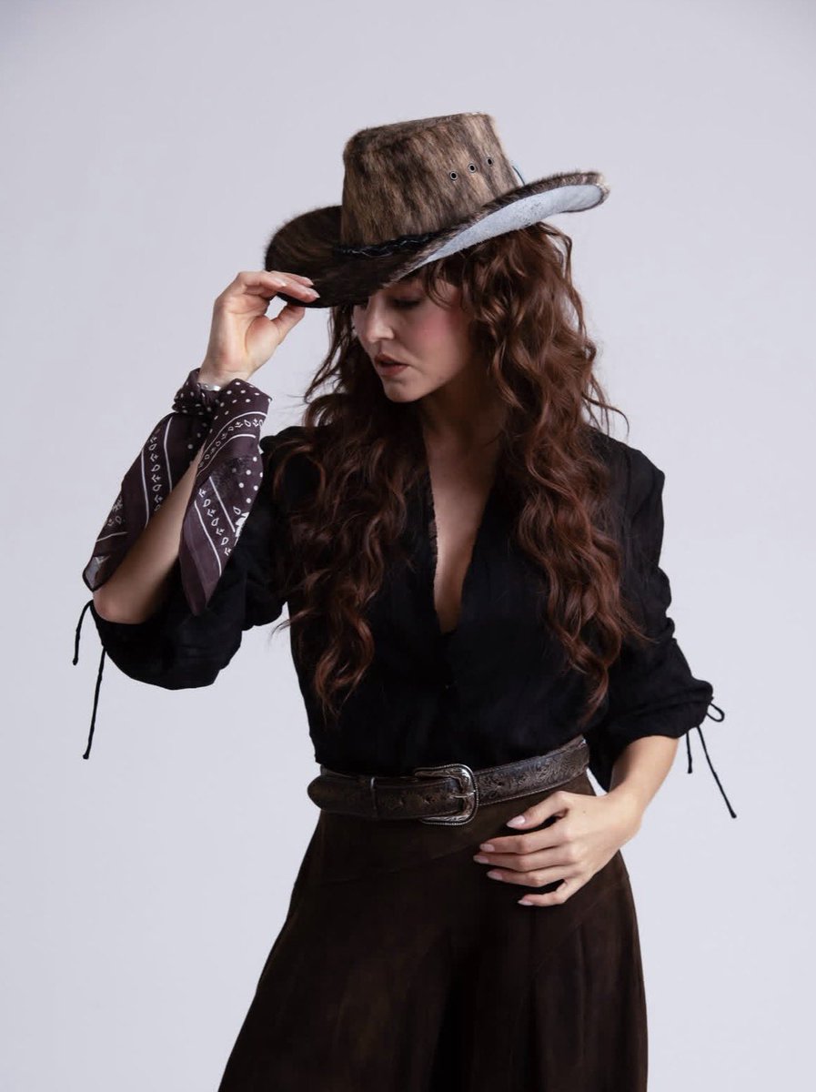 Este espectáculo de fotos son IA? Help, parece Ana Lucía disfrazada de Doménica