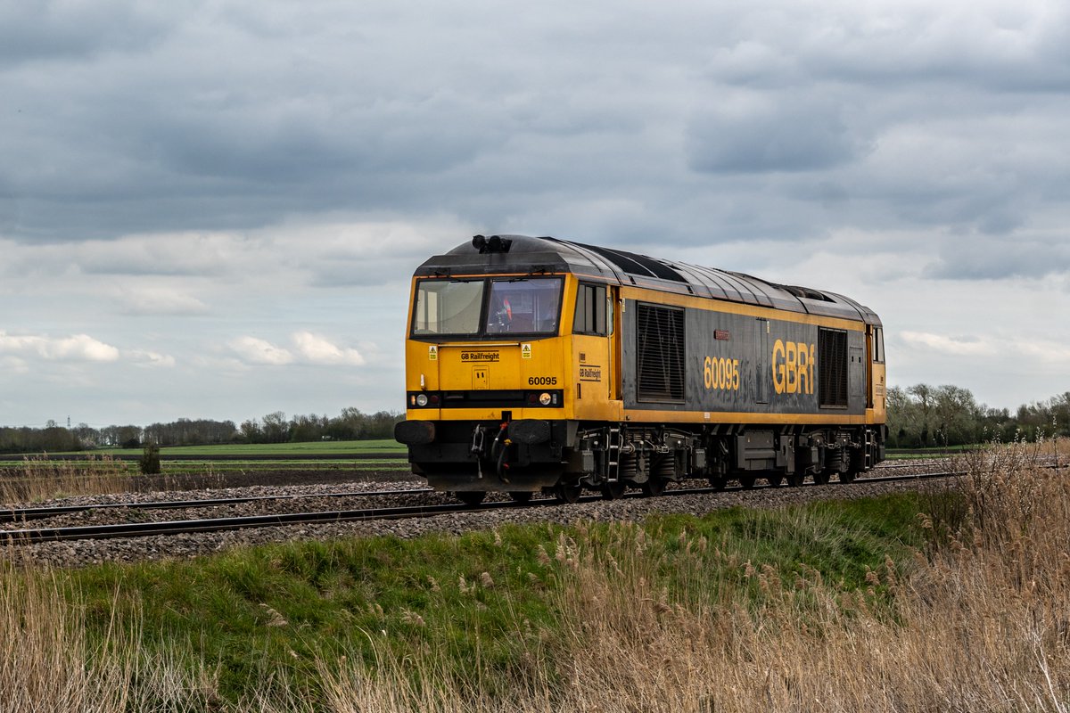 chriss_photos1's tweet image. On long term hire to DCR, 60095 approaching Beild Drove near Ely, with 0Z95 1400 Eccles Road Johnstone Sidings to Leeds Balm Road Loco on its way to get a wheel flat sorted on the lathe, 01st April 2026 #Class60 #UKRailways #RailwayPhotography