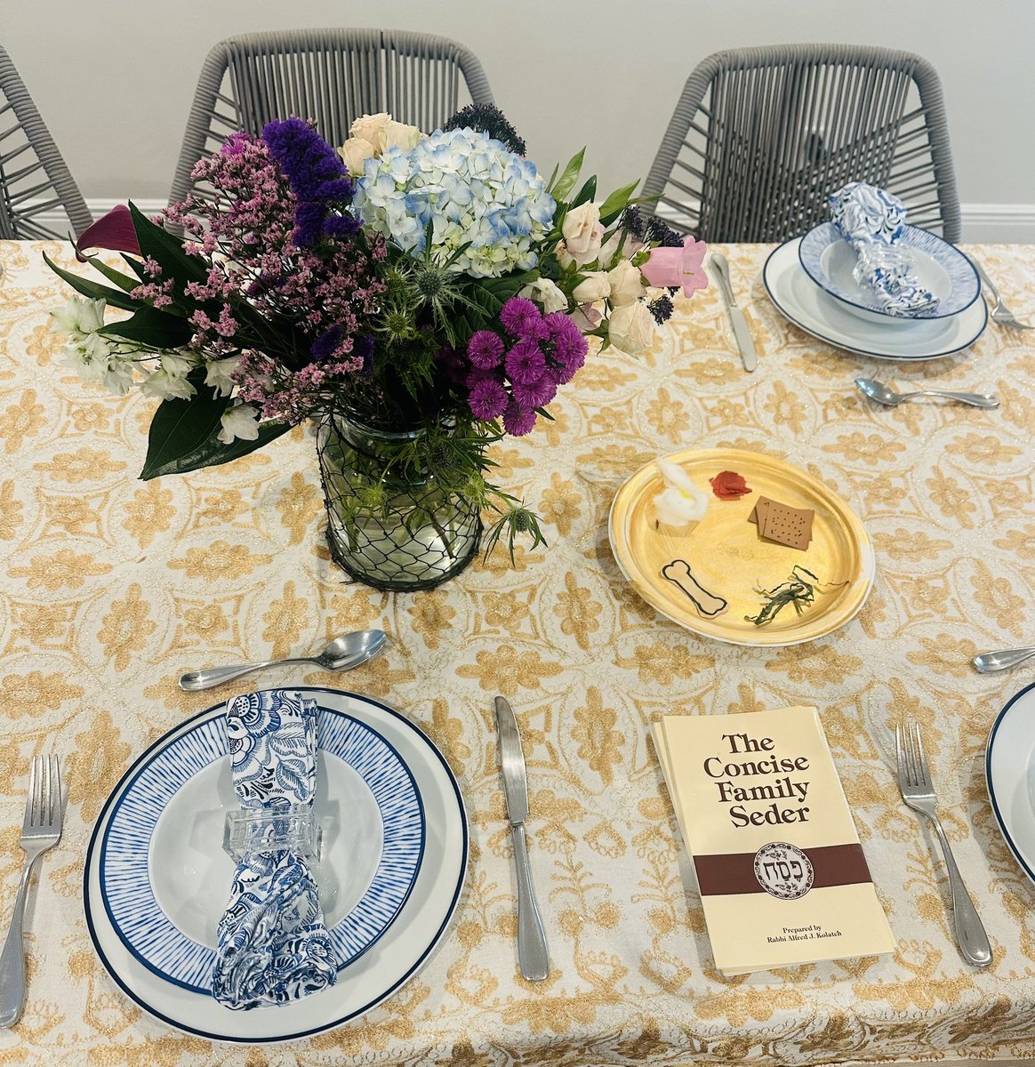 DebbieforFL's tweet image. Wishing all of you who celebrate, a Happy Passover. Tonight we are reminded of the bitterness of slavery and the sweetness of freedom. We must always stand against tyranny and remember that, together, we can and WILL overcome the greatest adversities. 

Chag Sameach. #Passover