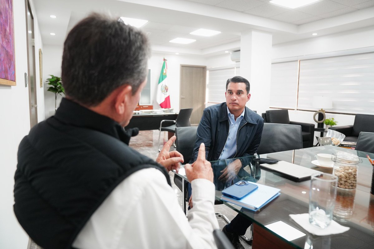 FroylanGamezG's tweet photo. Excelente encuentro con el diputado Fermín Trujillo Fuentes. 🤝

Avanzamos en una agenda común que pone al centro el fortalecimiento de la educación pública en cada rincón de #Sonora. 

De la mano del gobernador @AlfonsoDurazo, trabajamos para que cada decisión se refleje en mejores condiciones para nuestras niñas, niños y jóvenes. 📚

#TierraDeOportunidades