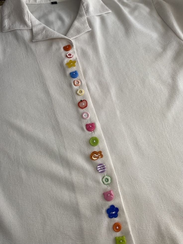 insperarise's tweet photo. shirt with colorful buttons https://t.co/6xOw16FbfG