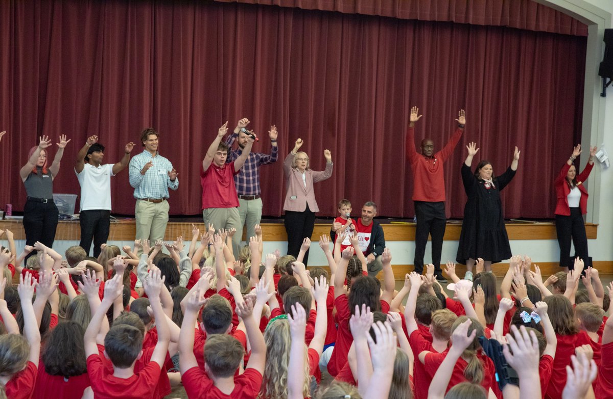 UArkansas's tweet photo. Chancellor Robinson and the Admissions team are on the road in the River Valley this week! Their first stop was at Dover Elementary where Chancellor Robinson dropped off books and read with students as part of our Arkansas Reads program. #ArkansasReads #FutureHogs #RazorbackReady https://t.co/72WIrkLLl6