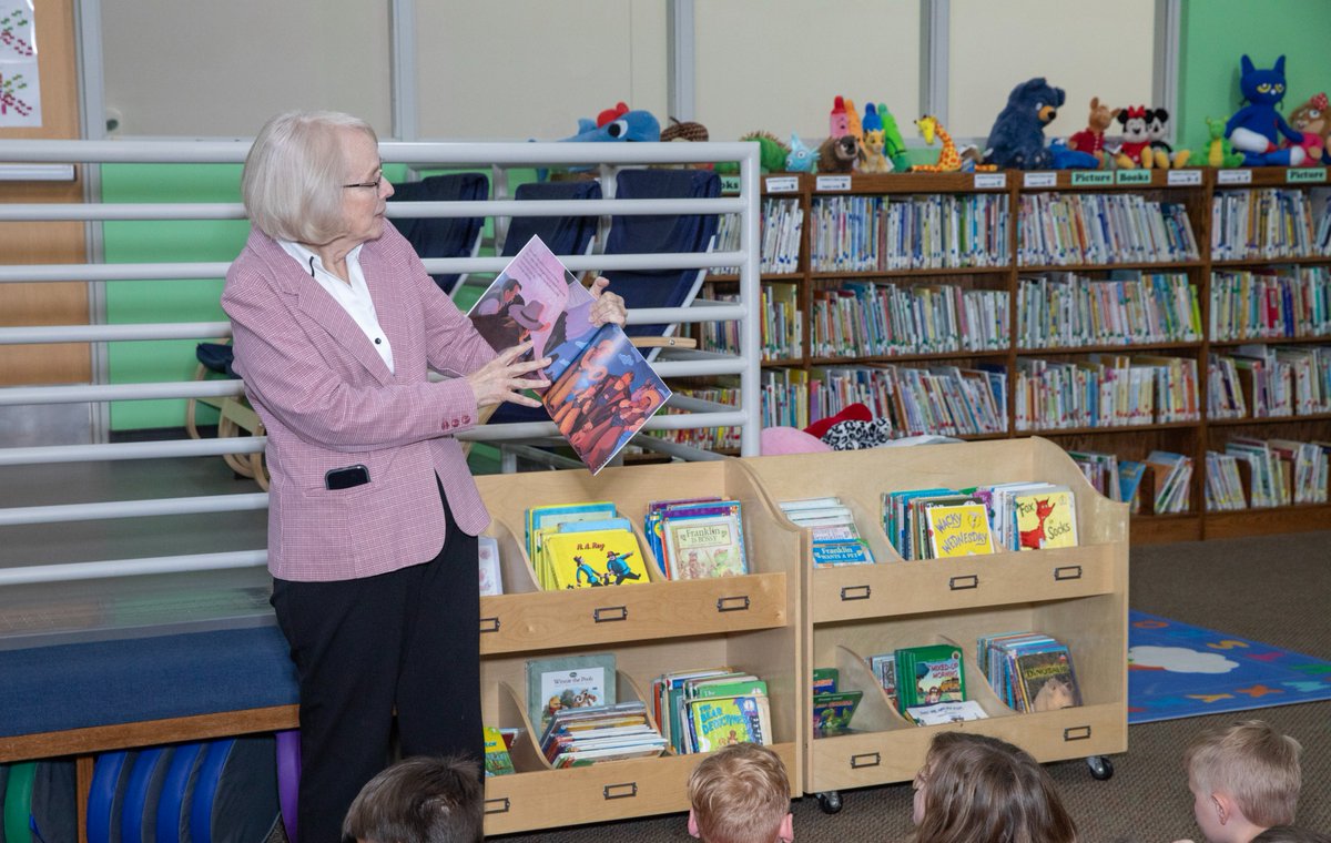 UArkansas's tweet photo. Chancellor Robinson and the Admissions team are on the road in the River Valley this week! Their first stop was at Dover Elementary where Chancellor Robinson dropped off books and read with students as part of our Arkansas Reads program. #ArkansasReads #FutureHogs #RazorbackReady https://t.co/72WIrkLLl6
