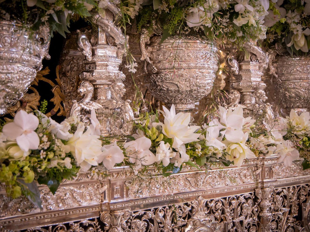 En el paso de palio de Nuestra Señora de la Esperanza, el exorno floral se compone de hedera,centaurea cineraria, senecio cinerario, ulmus minor, salvia officinalis, lepidium, limonium blanco, lilium doble blanco, orquídea dendrobium, orquídea phalenopsis, altromeria y