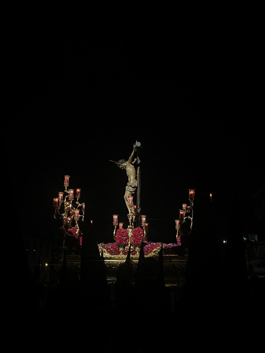 hdadsbernardo's tweet photo. ⚫🟣 #SanBernardo26 | (22:35) Como cada año, @BOMBEROSSEVILLA alumbran y realizan una petalá al paso del Cristo de la Salud en el puente a sones de @BpresentacionAP 

#SSanta26 https://t.co/BjWZZgpodc