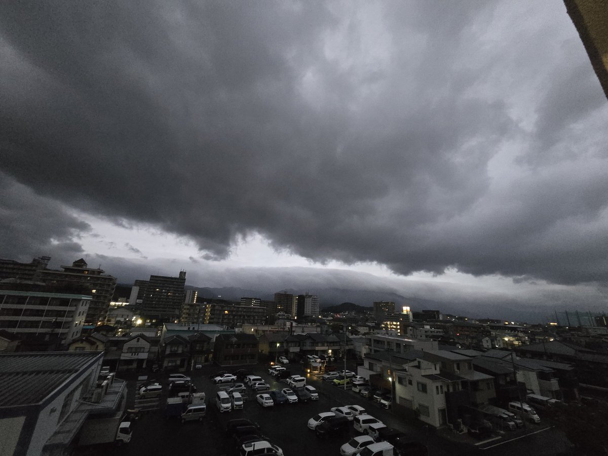 この世の終わりかってくらい
空が荒れてました