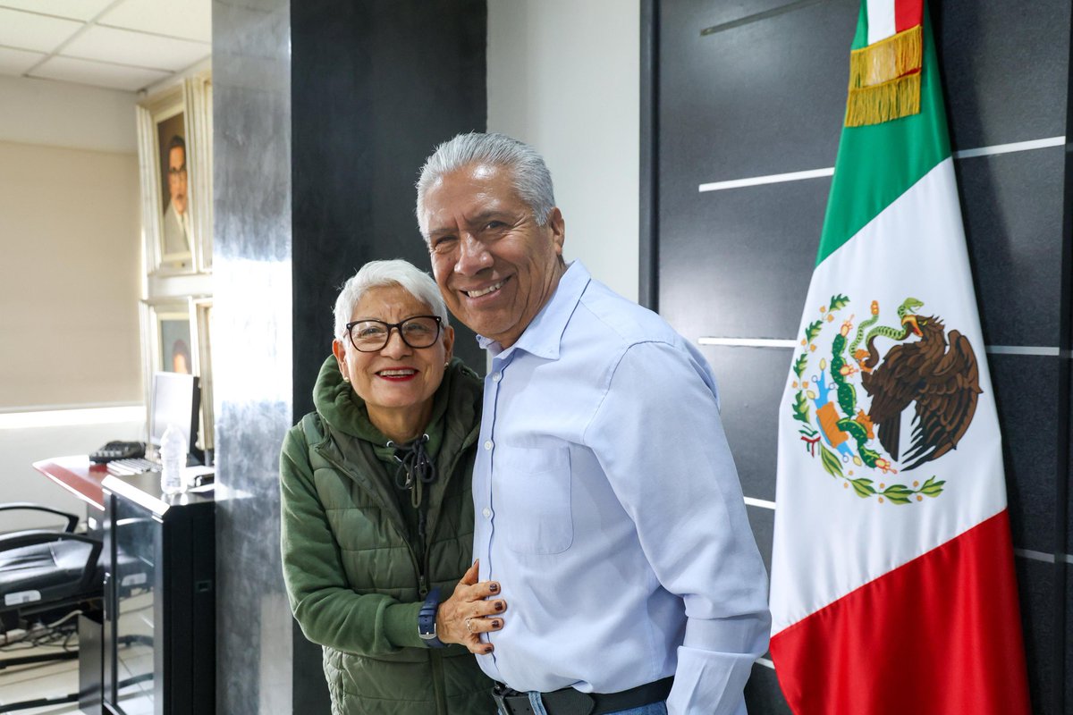 SEPGobPue's tweet photo. 🫱🏻‍🫲🏼 ✅ Con la finalidad de coordinar estrategias y establecer líneas de acción conjuntas orientadas a fortalecer el entorno escolar y el aprovechamiento académico en el municipio de Tehuacán, el titular de la dependencia, @ManuelVive_ encabezó una reunión con el regidor de Educación, Deporte y Juventud de dicha demarcación, Armando Zavaleta Romero. 

A través de estas reuniones que fortalecen la coordinación, el @Gob_Puebla consolida una política de cercanía y diálogo con los ayuntamientos y reafirma su compromiso con la mejora continua de los espacios educativos de cada rincón de la entidad 💫 🏫. 

#PensarEnGrande ✨
#PorAmorAPuebla 🫶