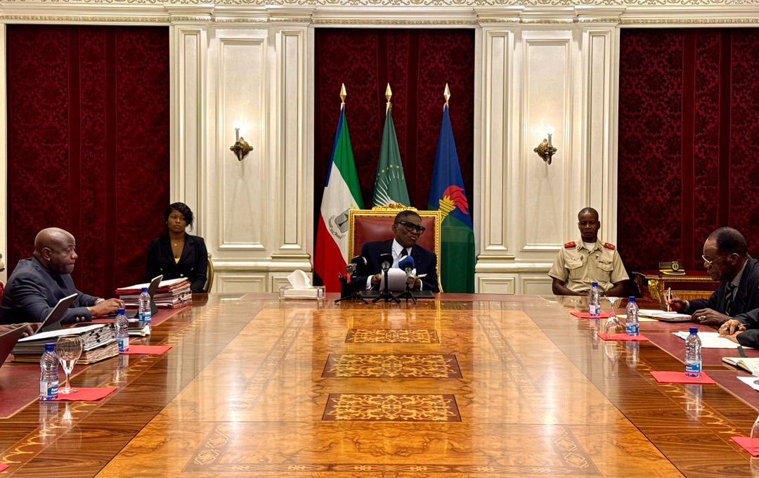 teonguema's tweet photo. He ordenado al Banco Nacional de Guinea Ecuatorial (#BANGE) devolver en un plazo de 24 horas los 182 millones de francos CFA correspondientes a recortes indebidos aplicados a 12.000 clientes el pasado mes de febrero, así como cesar de inmediato estas prácticas.

Tras las denuncias recibidas, se ha llevado a cabo una investigación que ha puesto en evidencia mecanismos de cobro aplicados sin la debida transparencia ni consentimiento, afectando directamente a la economía de miles de familias.

En primer lugar, se ha constatado que el banco ejecuta cargos por impago el día 2 de cada mes, pese a que el calendario de pagos del Estado se sitúa entre el día 28 y el 5. He ordenado ajustar esta práctica al día 5 de cada mes, para evitar perjuicios injustificados a los clientes.

En segundo lugar, el servicio de web banking se estaba cobrando a usuarios que no lo habían solicitado de forma clara ni informada. He dispuesto su anulación automática, quedando únicamente activo para quienes lo soliciten expresamente, previa información detallada de sus costes.

Asimismo, la investigación ha detectado irregularidades en la gestión de tarjetas bancarias, donde se aplicaban cargos antes de su entrega o se duplicaban cobros en casos de perdida y reposición. Estas prácticas deben corregirse de inmediato.

No se debe jugar con la economía de la población. Las entidades financieras deben operar con transparencia y respeto al cliente.