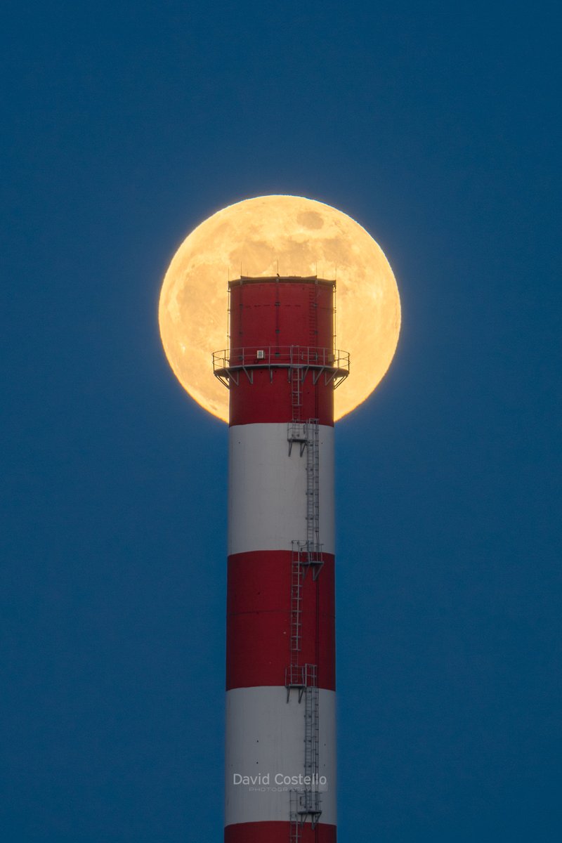 DavidCostelloDC's tweet image. Godspeed to the crew of Artemis II. There’s a candle lit in Dublin for you.

📷 The Candle

#Moon #Poolbeg #Dublin #Ireland #ArtemisII #FullMoon