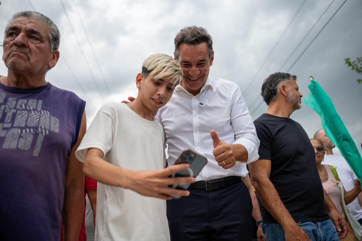 CÓRDOBA A TODA MARCHA: CLOACAS, PAVIMENTO Y CORDÓN CUNETA EN VILLA BUSTOS

El pavimento y las cloacas cambian la vida de todo un barrio de manera directa: mayor comodidad, mejor tránsito, más higiene, y una cantidad innumerable de beneficios. Junto al gobernador <a href="/MartinLlaryora/">Martín Llaryora</a>
