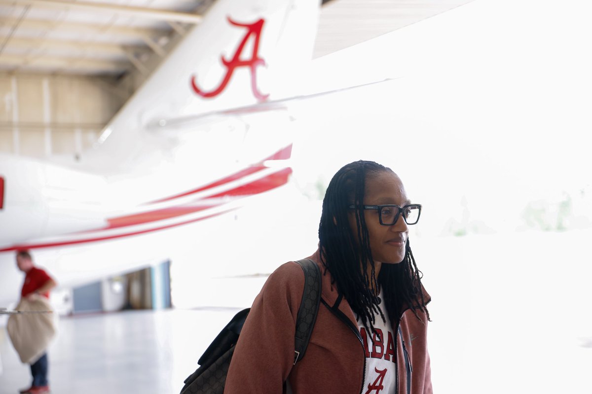 AlabamaWBB's tweet photo. Home Again! Welcome Back Coach! 🐘

#RollTide https://t.co/4P7gbkcgOv