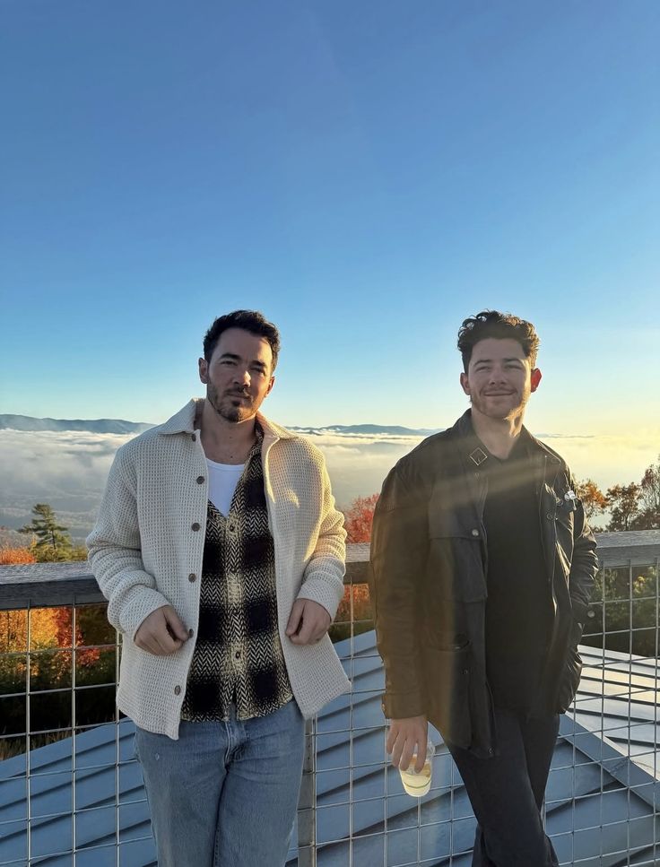 SaraCornell5's tweet image. Backstreet boys!
Nick carter!
Kevin richardson!
Jonas brothers!
Nick jonas!
Kevin jonas!
#KTBSPA 
#Jobros 
#Priceless