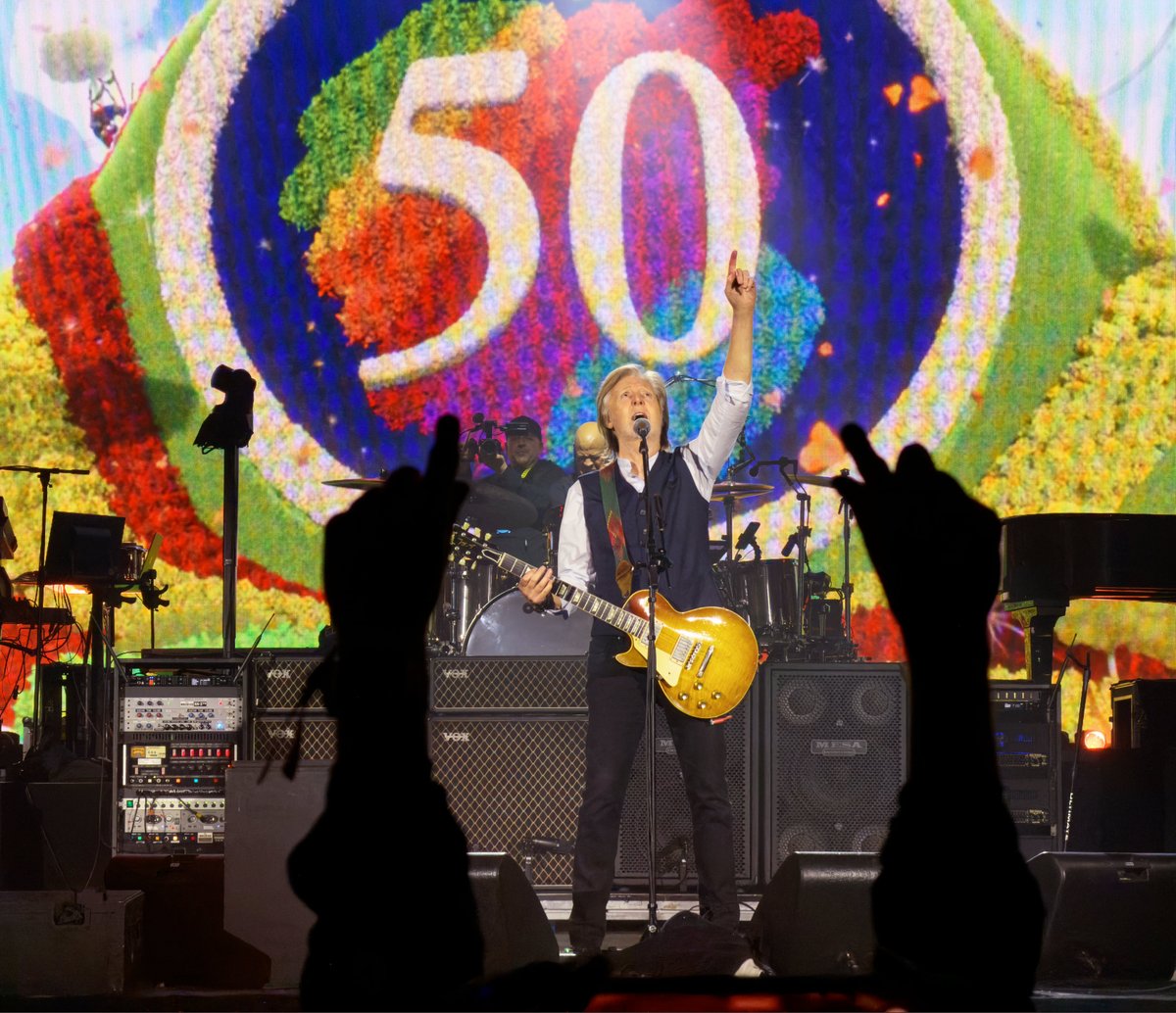 Tim Cook tweet media