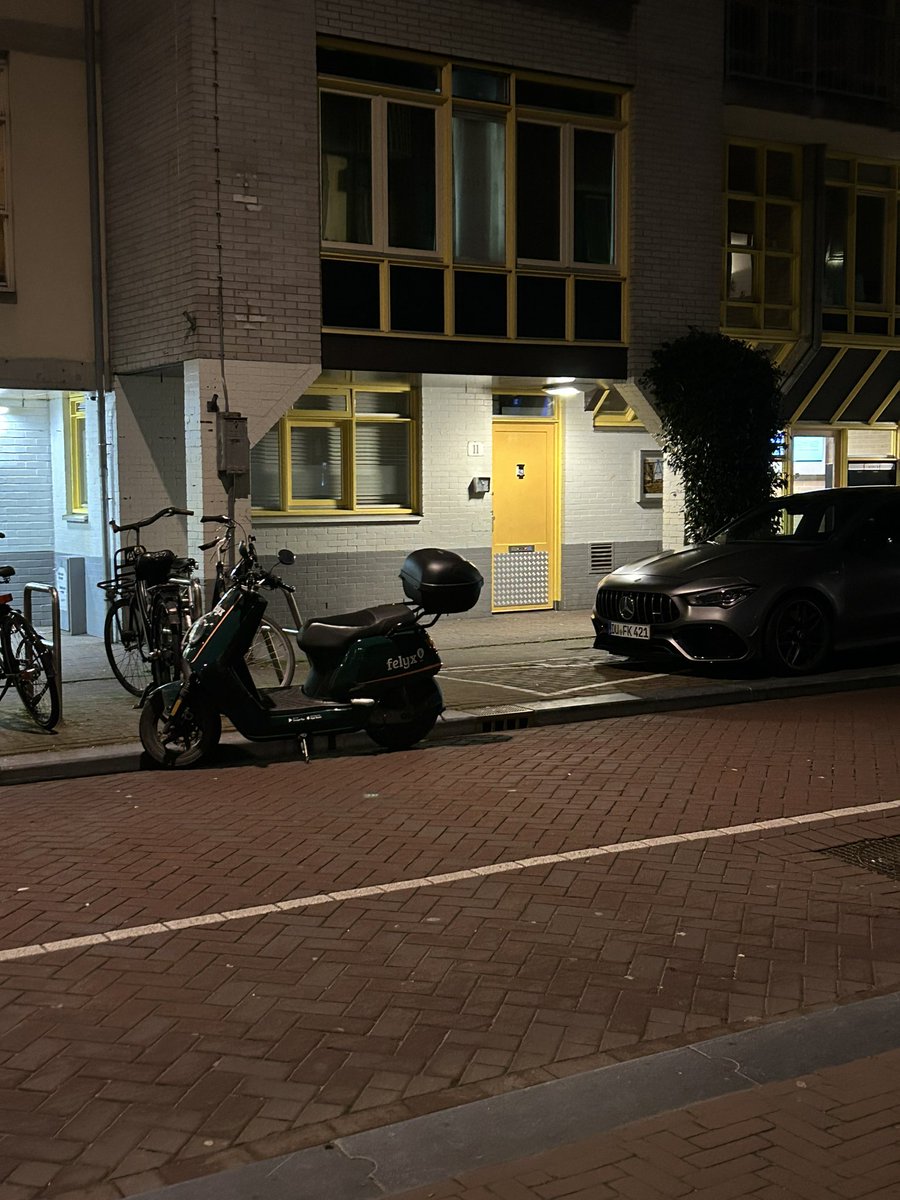 fabstylistikaNL's tweet image. Op de weg! #felyxchallenge #felyx ouwe troep en wat als een auto m schampt want rijden als dolle hier avonds… Boem en in de fik? Ja je kunt er toch langs! #handhaving slaapt al dus nu melden heeft geen zin. #sintantoniesbreestraat 9 #amsterdamlife #rondjehondje