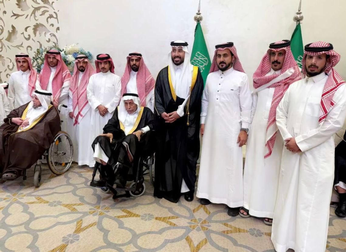 Al_khathlan's tweet photo. احتفل العم/محمد بن رشيد بن عبدالرحمن الخثلان بزواج ابنه/خالد على كريمة/ سليمان بن حسن الجهني يوم أمس الثلاثاء ١٢/ ١٠ /١٤٤٧ (٢٠٢٦/٣/٣١م) بقصر"التخصصي" للاحتفالات بمدينة الرياض.
بارك الله للعروسين وبارك عليهما وجمع بينهما في خير.
#افراح_آل_خثلان 
#آل_خثلان https://t.co/XHQdwRtuyi