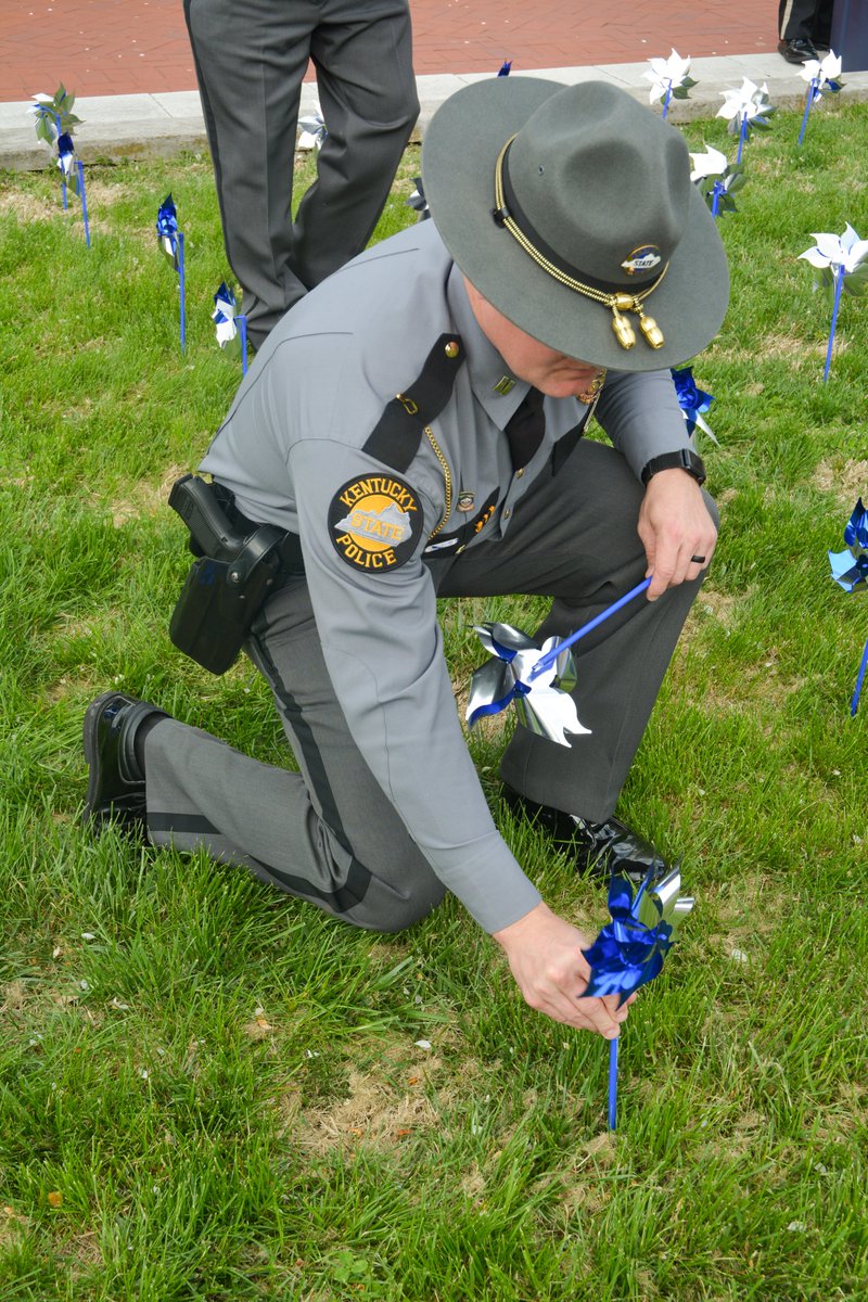 kystatepolice's tweet image. We’re proud to stand with @PCAKY in raising awareness and inspiring action. 💙
#ChildAbusePrevention #PinwheelsForPrevention #KentuckyStatePolice (2/2)
