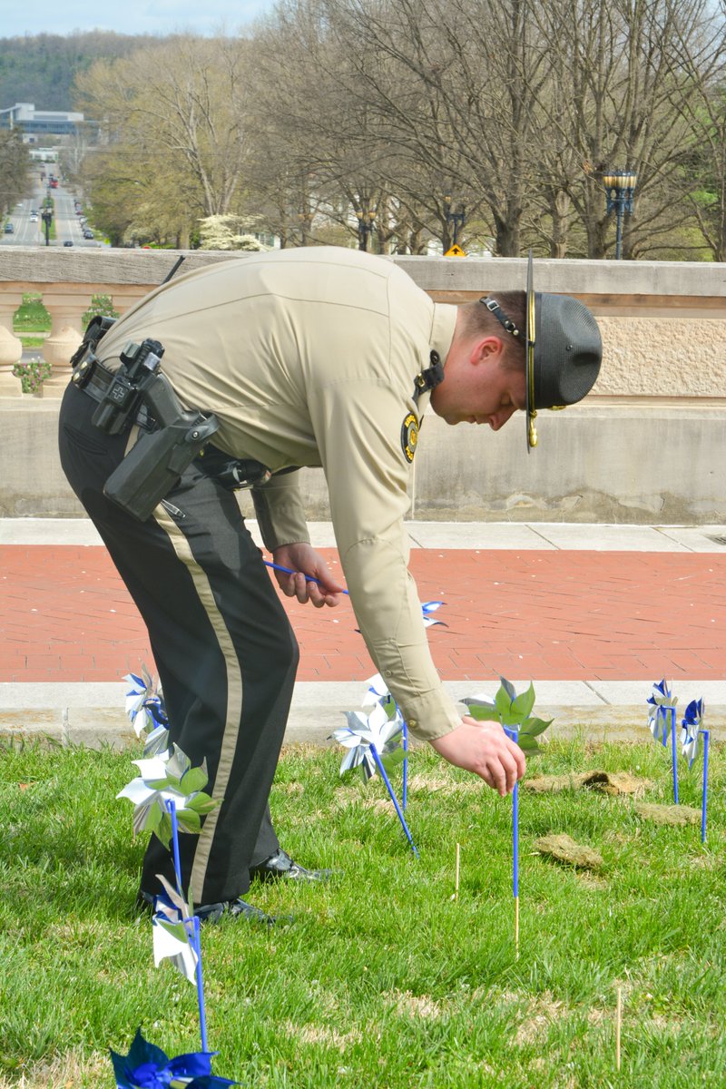 kystatepolice's tweet image. We’re proud to stand with @PCAKY in raising awareness and inspiring action. 💙
#ChildAbusePrevention #PinwheelsForPrevention #KentuckyStatePolice (2/2)