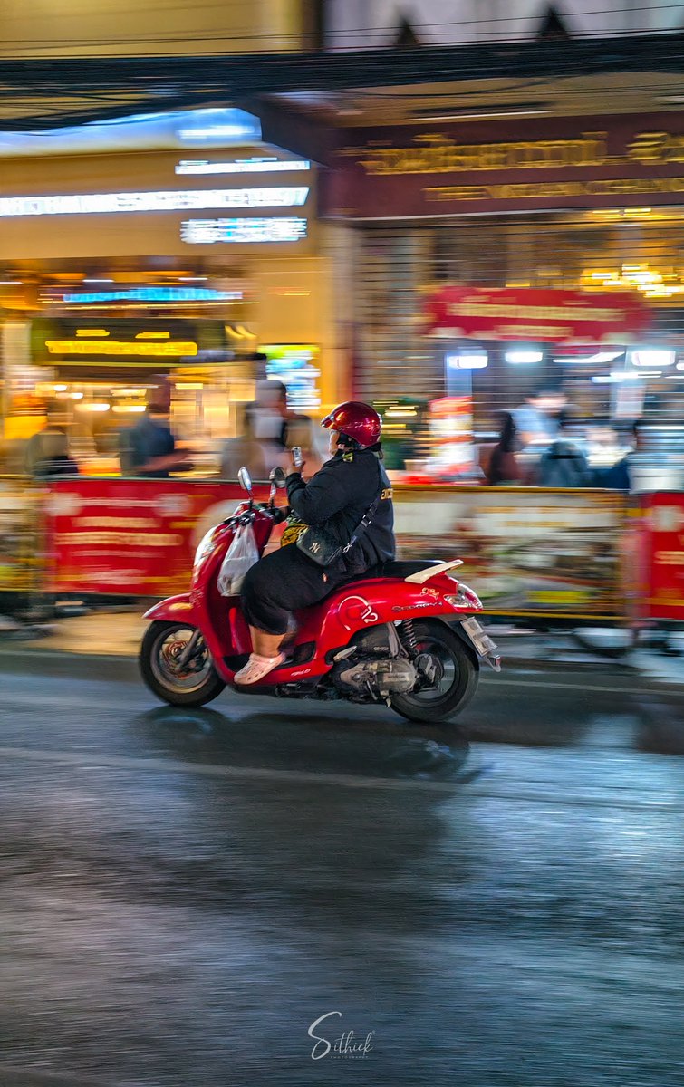smasithick's tweet photo. #RepYourRed meets #SnapdragonInMotion ❤️🏍️
Speed in a still frame.
Tracked the rider, let the city blur, pure panning magic.
The red scooter, helmet, and street accents lock your eyes right into the motion while the background flows past like a light trail.
Shot on vivo X200 Ultra 📸
#ShotOnSnapdragon @Snapdragon @Snapdragon_IN @Snapdragon_UK @gregcroc @SnapdragonCarla @sumitsonal @tucneekfreek @Vivo_GLOBAL @Vivo_India @keshavchugh