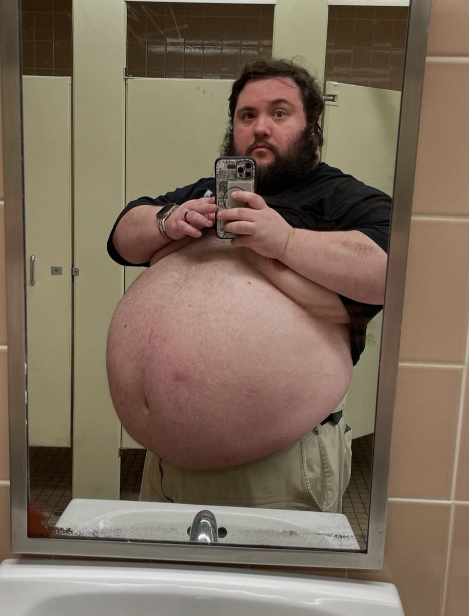 chubby dominant feeder tweet media