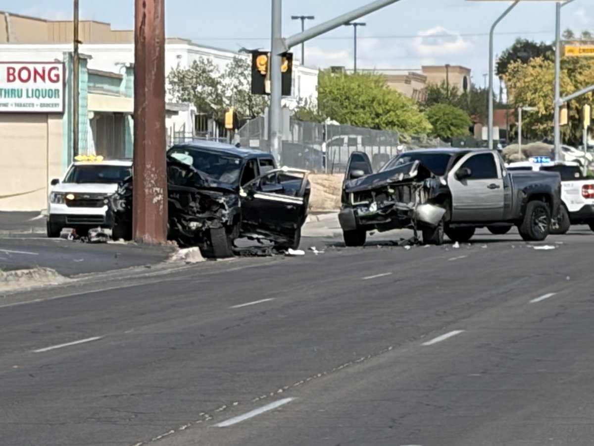 KOLDNews's tweet image. #BREAKING At least one person killed in crash near Grant and Oracle in #Tucson &amp;gt;&amp;gt; tinyurl.com/5eeh2mrw?utm_s…