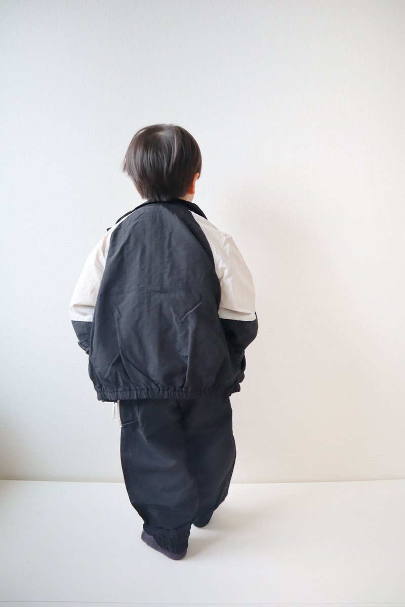 uw_29's tweet photo. @BREEZE_FO さまの切替ウィンドブレーカー🫶
ゆったりしていて軽い素材で動きやすそう！
前を閉めてトップスのように着てもおしゃれ👏
ワンサイズあげてるけど袖口が絞られているので手首で止まってくれるから問題なし✨
パンツとセットアップコーデ可能☺️
99cm、15kg、110size着用
#PR
#mommyメイト https://t.co/y6wAnr1Fwq