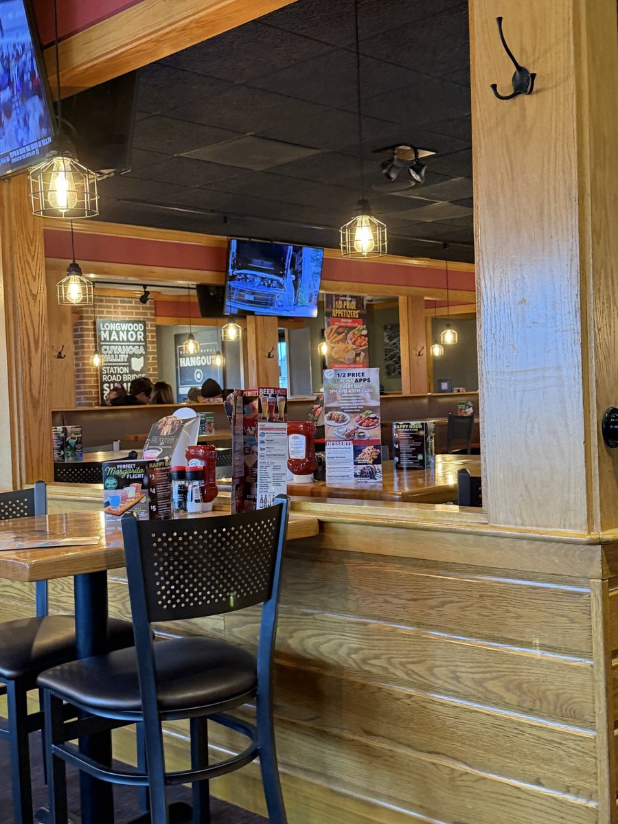 Byron11243210's tweet image. @Applebees 20 min wait. One min for each open table