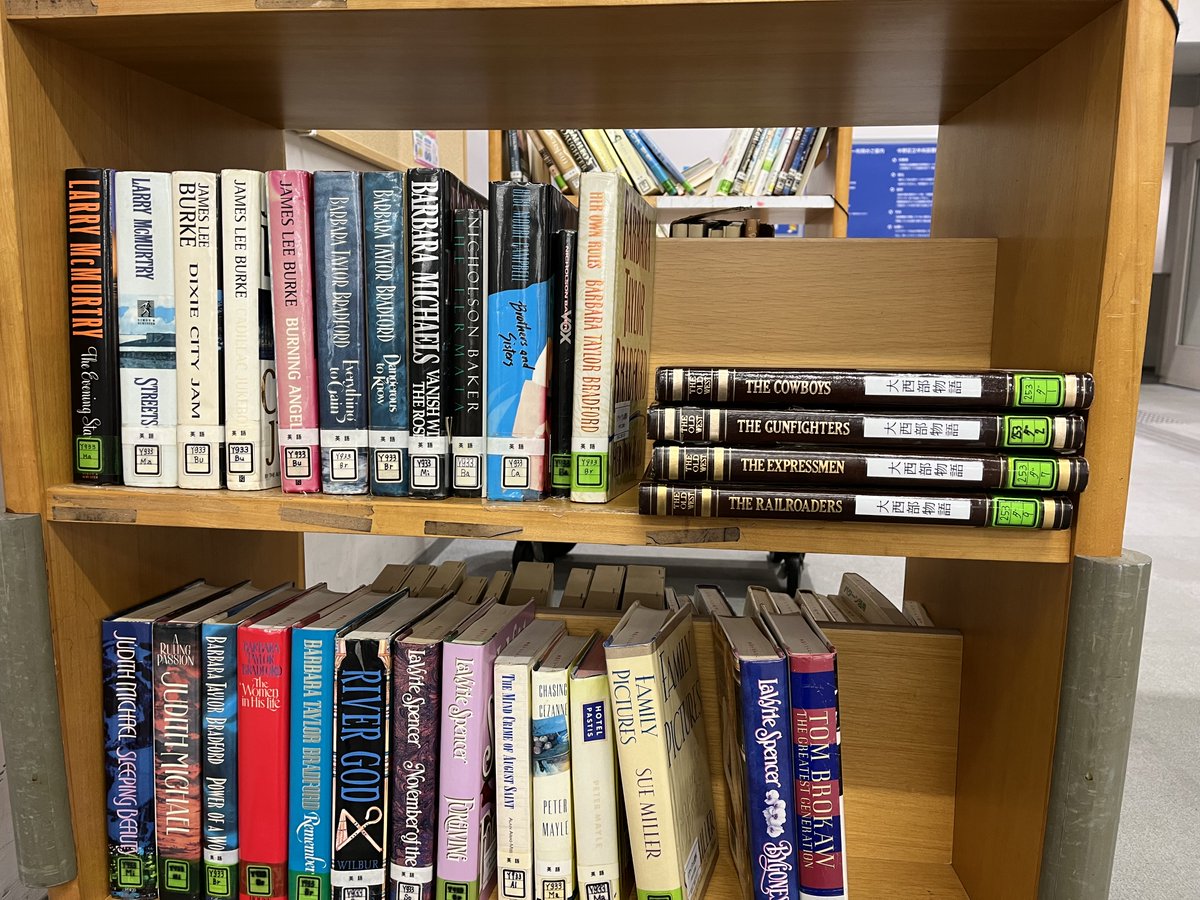 うどんを食べ用足しの後は午後5時中野中央図書館へ。 リサイクル図書の