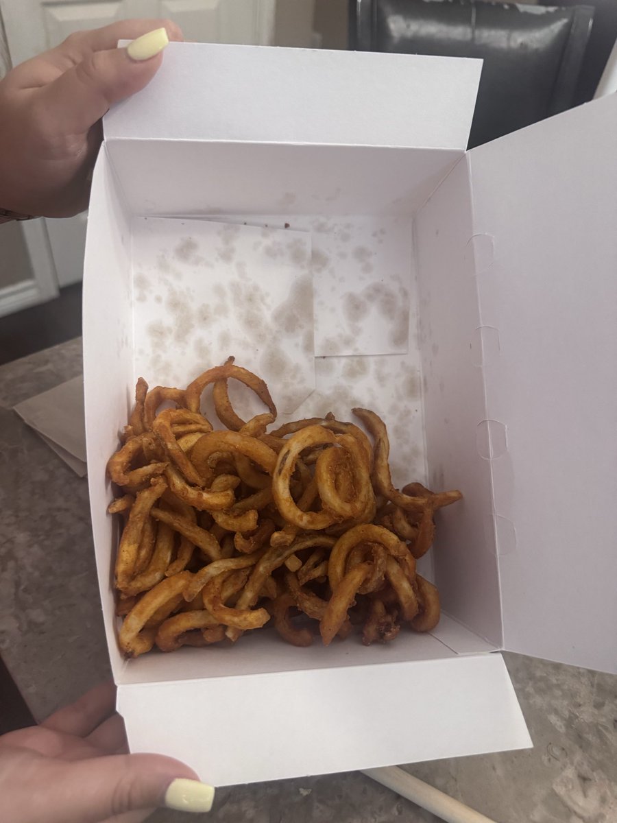 chrisvela04's tweet photo. @ArbysCares @Arbys 

Pretty disappointed in the portion size of the $5 box of fries. It says it’s supposed to be 4 large fries. This is maybe 1.5 :| https://t.co/ubuO88N5ml