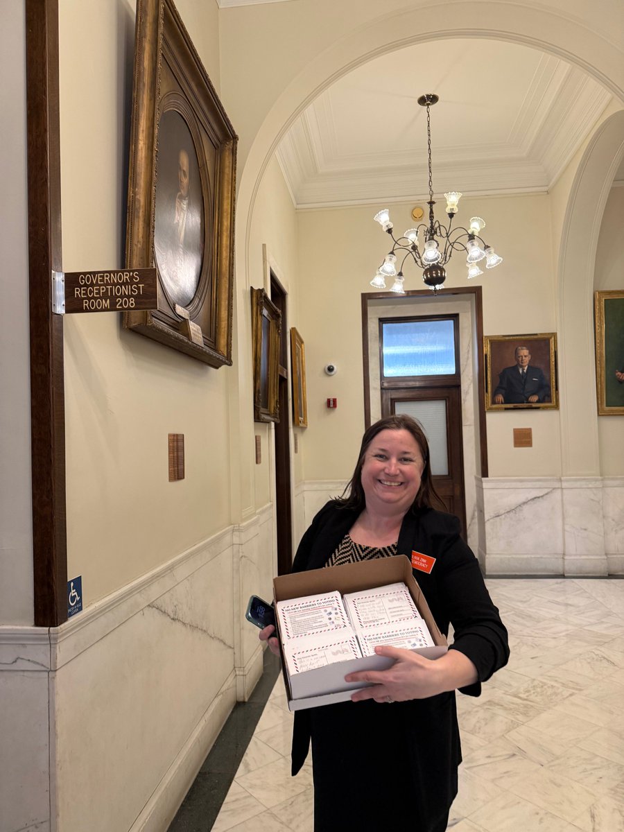 OpenDemoAction's tweet photo. We delivered nearly 1,000 postcards to Governor Ayotte yesterday urging her to VETO HB 323 🗳️

This bill would ban student IDs for voting despite ZERO fraud cases tied to student IDs in NH.

#OpenDemocracyActionNH #VETOHB323 #NHPolitics #NewHampshire #VotingRights https://t.co/bSxNa0jWgk
