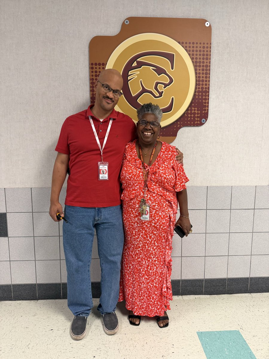 mschiceducator1's tweet photo. At G. W. Carver, we wear red for public ed! #AldineAFT6345 #AldineStory https://t.co/RNu9HiqH8v