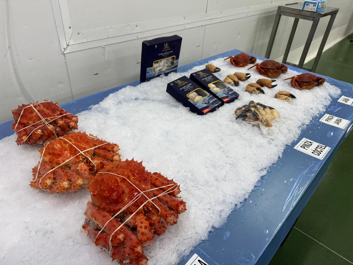 sernapesca's tweet photo. #Aysén: Llegamos hasta la planta de procesos Fiordo Sur, que se abastece de pesca artesanal, para realizar inspección junto al @DPPAysen, @SII_Chile, @Armada_Chile, @AduanaCL y verificar el cumplimiento a la normativa pesquera y tributaria. #PescaLegalparaunConsumoResponsable https://t.co/IbSl93UJa2
