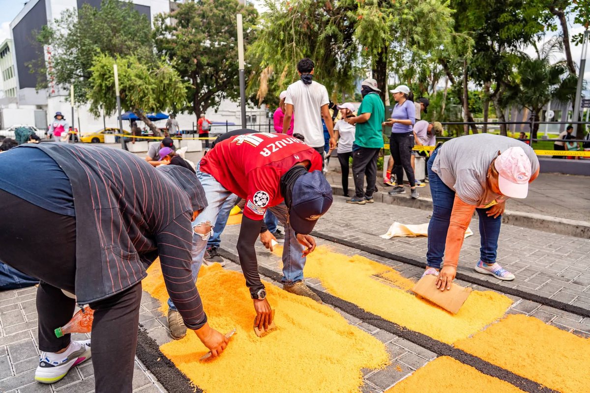 ElMetroDigital's tweet image. #Nacionales A pesar de los daños ocasionados por la tormenta de anoche, retoman con más fuerza los trabajos de la alfombra de sal más grande de Centroamérica en el Centro Histórico de San Salvador.

Se extenderá a lo largo de 1,070 metros.
#SemanaSanta #Alfombras
