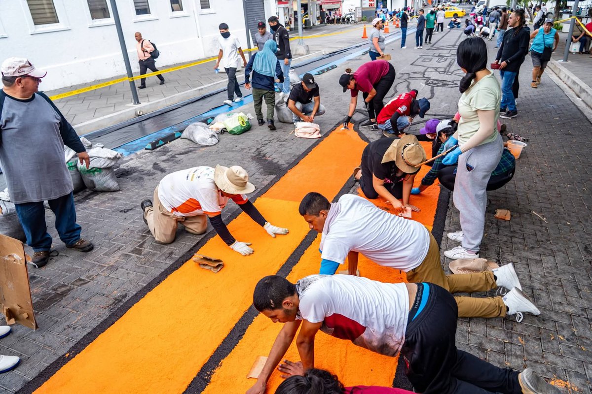 ElMetroDigital's tweet image. #Nacionales A pesar de los daños ocasionados por la tormenta de anoche, retoman con más fuerza los trabajos de la alfombra de sal más grande de Centroamérica en el Centro Histórico de San Salvador.

Se extenderá a lo largo de 1,070 metros.
#SemanaSanta #Alfombras