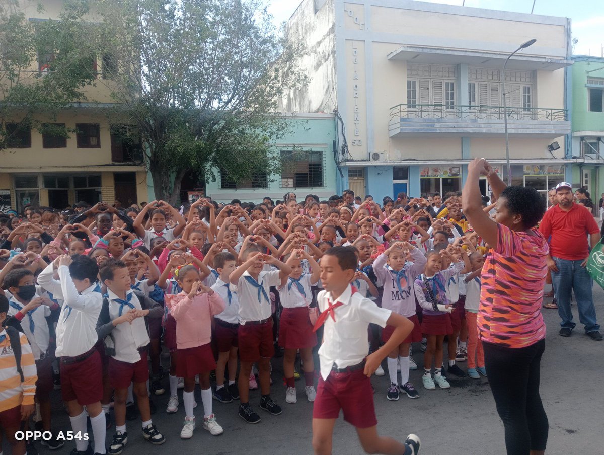 Masiva participación de nuestros educandos en acto de reafirmación celebrado en la mañana de hoy, en saludo a los aniversarios 65 y 64 de la <a href="/OPJMCuba/">OPJM Cuba</a> y <a href="/UJCdeCuba/">UJC de Cuba</a> respectivamente. Los pioneros de #SantiagoDeCuba para #CrecerEnDerechos #QueremosVivirEnPaz