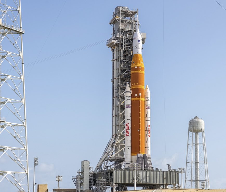 A menos de 1 hora del lanzamiento de #ArtemisII la misión tripulada a la #Luna , la primera de la ⁦#NASA en 50 años ⁦<a href="/NASAKennedy/">NASA's Kennedy Space Center</a>⁩ ⁦<a href="/NASAArtemis/">NASA Artemis</a>⁩ @SpectrumNoticias