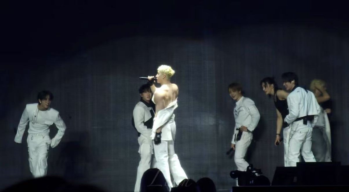 vania ✵ tweet media